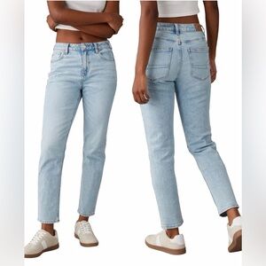 Women’s American Eagle Strigid Mom Jean Light Aglow Size 8 X-Long